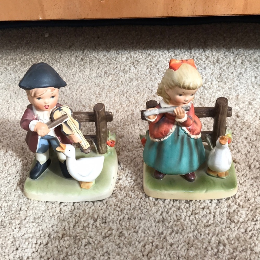 Lego 1959 figurine of boy/girl playing instruments